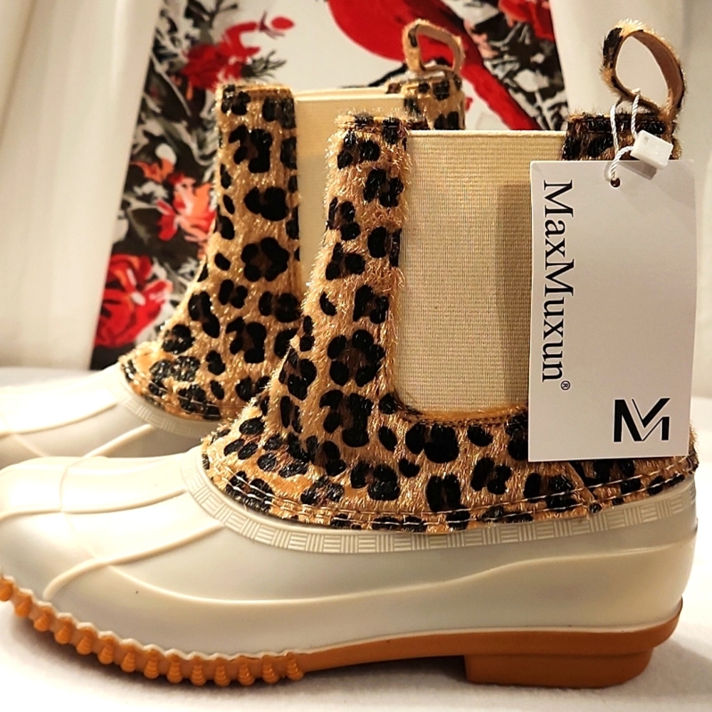 MAX MUXUM WOMANS NEW ASSORTED SIZES LEOPARD & BEIGE DUCK BOOTS. FINAL PRICE